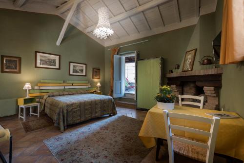 克利通诺河畔坎佩洛Relais Borgo Campello的卧室配有一张床和一张桌子