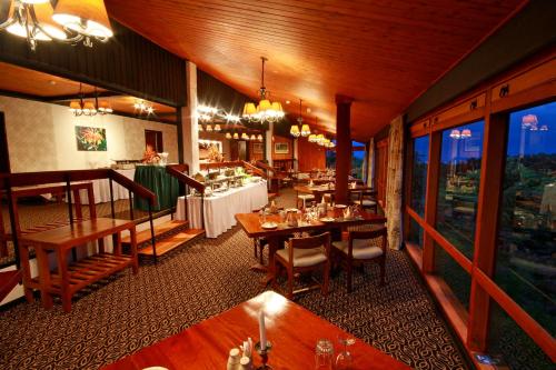 尼耶利方舟山林小屋的餐厅内带桌椅的用餐室