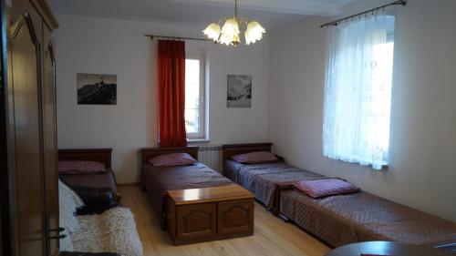 耶莱尼亚古拉-雅戈尼昂库夫Dom Wrzosówka的客厅配有两张床和一张桌子