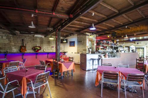 罗马弗莱米尼欧田园小屋花园酒店的一间带桌椅的餐厅和一间厨房
