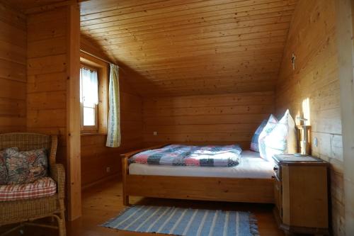 普法尔韦尔芬Ferienhaus Höllwart的小木屋内一间卧室,配有一张床