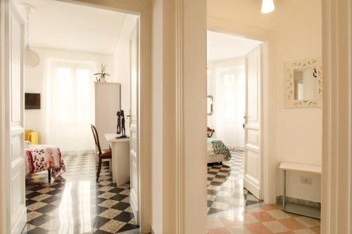 罗马罗马瓦蒂卡住宿加早餐旅馆的走廊上设有1间带桌子和厨房的房间