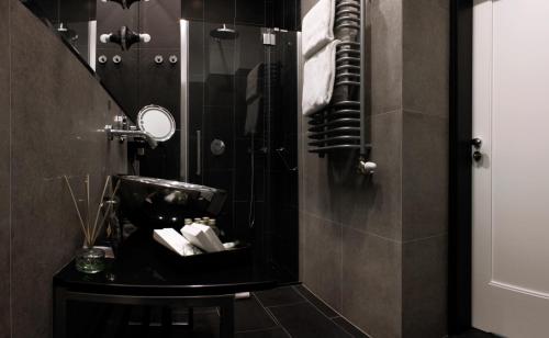 拉多姆Hotel Nihil Novi的一间带水槽和镜子的浴室