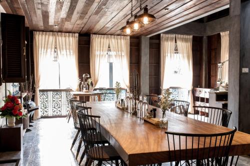 清迈清迈往昔旅馆的用餐室配有大型木桌和椅子