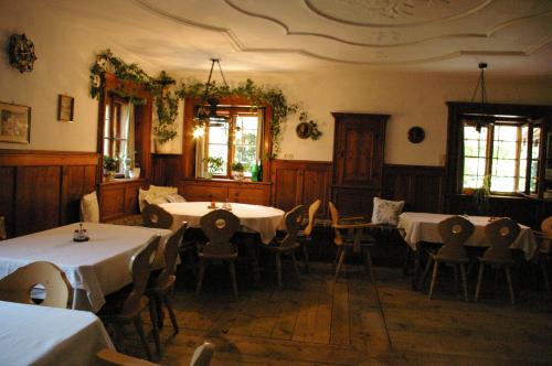 韦尔芬厄赫腾巴古提有机农场酒店的一间带桌椅和天花板的用餐室