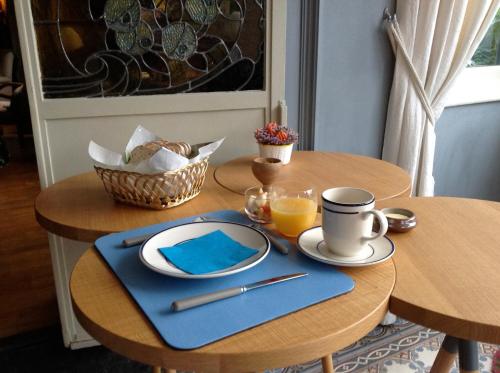 穆斯克龙拉迪穆利杜巴比住宿加早餐旅馆的一张桌子,上面放着盘子和一杯橙汁