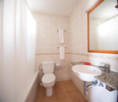 比尼贝卡Binibeca Mar II的一间带卫生间、水槽和镜子的浴室
