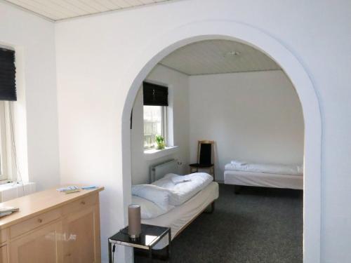 海宁Centrum Sleepover的一个带两张床的房间的拱门