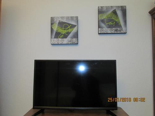 Taboadela孔德酒店的配有3张照片的房间的平面电视