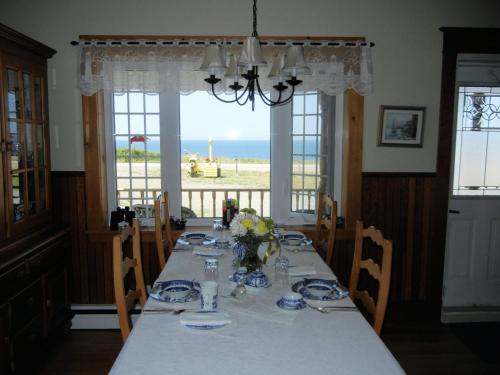 Cap Le Moine黄边车住宿加早餐旅馆的一间享有海景的带桌子的用餐室