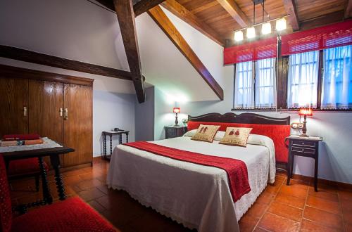 坎加斯-德奥尼斯Casa de Aldea Riosol的一间卧室配有一张带红色毯子的大床