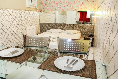 累西腓恩里克·迪亚斯（仅限成人）情趣酒店和汽车旅馆的一间设有两把椅子和一张带镜子的床的房间
