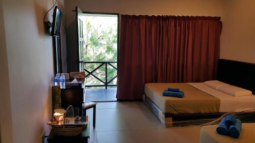 昆达桑水晶山R酒店的一间卧室设有两张床和滑动玻璃门