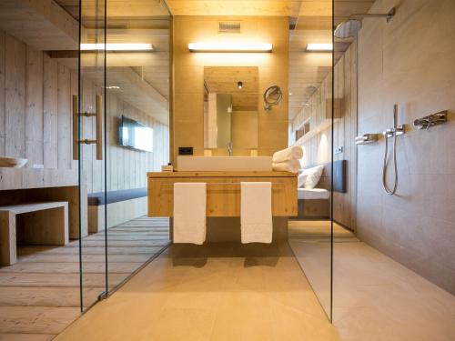 菲根贝格达斯维塞格公寓的一间带水槽、淋浴和镜子的浴室