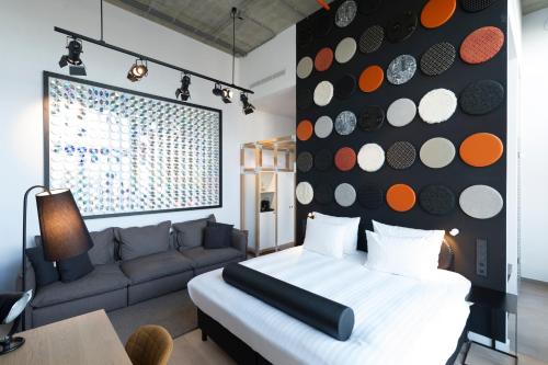 阿姆斯特丹Jaz in the City Amsterdam的一间卧室配有一张大床和一张沙发