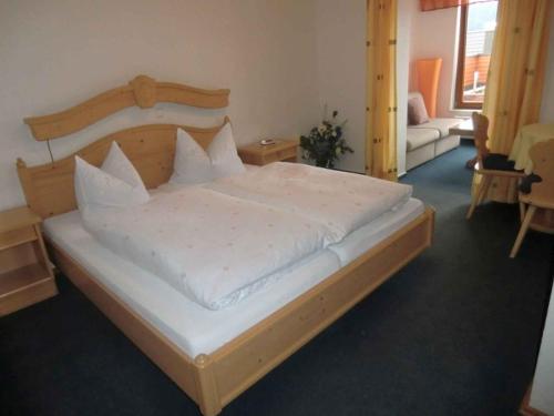 绍纳赫Landhaus Panoramablick的一间卧室配有一张大床和木制床头板