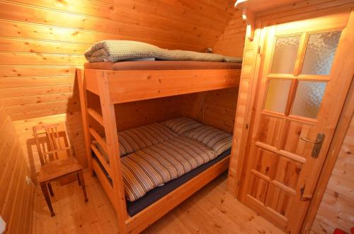 Jaroslavické PasekyMeadow Ranch Holiday Home的小木屋内一间卧室配有两张双层床