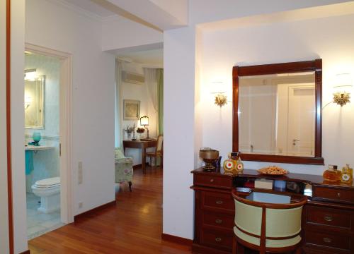 里奥DH Epavlis的一间带水槽、卫生间和镜子的浴室