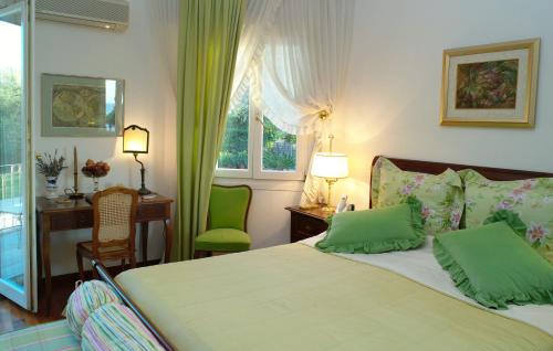里奥DH Epavlis的一间卧室配有一张床、一张书桌和一个窗户。