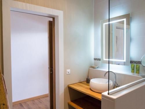 科索奈克芒德里旅馆的一间带水槽和镜子的浴室