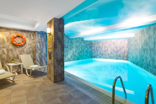 伊斯坦布尔西鲁克兹酒店的蓝色天花板房子内的游泳池