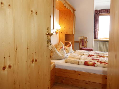 绍纳赫Schwarzwaldgasthof Hotel Schwanen的一间卧室配有一张带木门的床