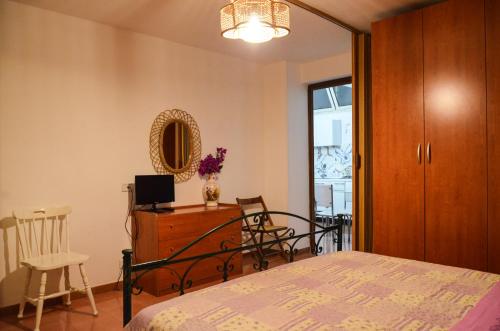 莱乌卡Leuca Residence的一间卧室配有一张床、一张书桌和一面镜子