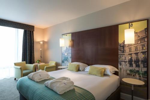 谢菲尔德谢菲尔德圣保罗Spa美居酒店的酒店客房,配有两张带毛巾的床