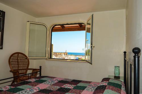 莱乌卡Leuca Residence的一间卧室配有一张床,享有海景
