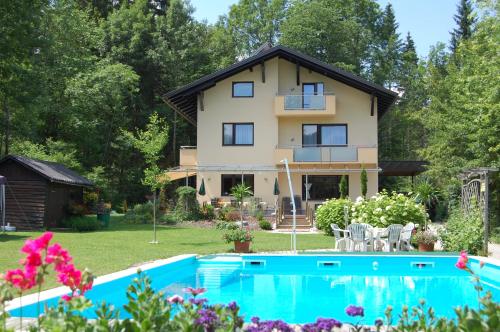 法克湖Haus am Wald的一座房子前面设有游泳池
