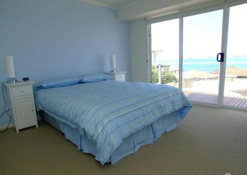 Emu Bay鸸鹋湾埃拉诺拉宁谧度假屋的一间卧室设有一张床,享有海景