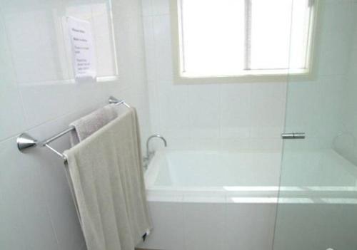 Emu Bay鸸鹋湾埃拉诺拉宁谧度假屋的带淋浴和毛巾的白色浴室