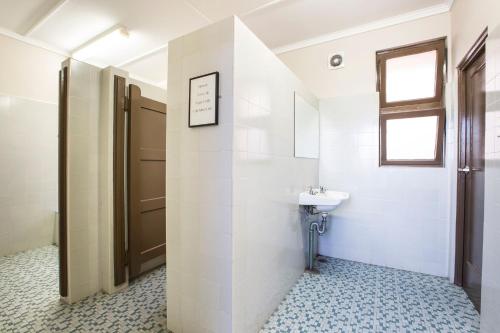 布莱克敦藤伽比酒店的一间带水槽和卫生间的浴室