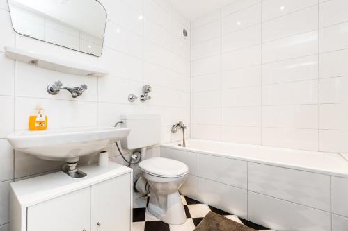 蒙海姆Work & stay Monheim的白色的浴室设有水槽和卫生间。