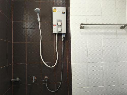 甲米镇班撒拉恩酒店的浴室内配有淋浴和吹风机