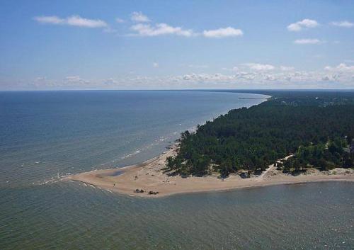 科尔卡Zīriņi的海洋岛屿的空中景观