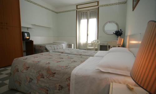 米兰艾娃酒店的一间卧室设有一张大床和一个窗户。