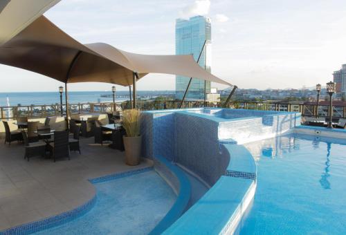 巴拿马城巴伊亚套房酒店的一座大楼内的海景游泳池
