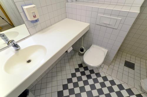 波多Zefyr Hotel的浴室配有白色水槽和卫生间。