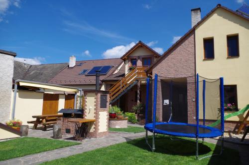Lomnice nad Lužnicí阳光公寓的院子里有蓝色蹦床的房子