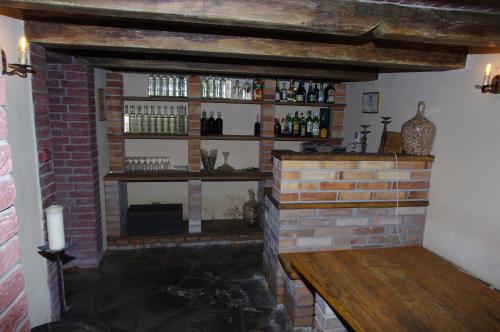 Lomnice nad Lužnicí阳光公寓的一间设有砖砌壁炉及架子的房间
