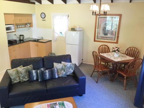 谭伯连山柯蒂斯小屋度假屋的客厅配有沙发和桌子