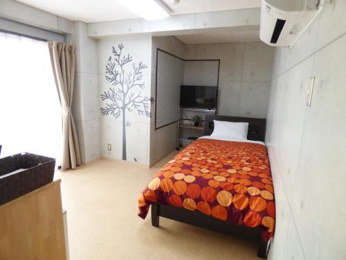京都京都丽日旅馆的一间卧室配有一张床和一台电视