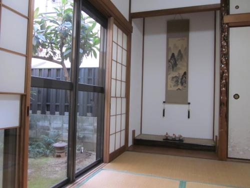 大阪和谐大阪旅馆的一个空房间,有玻璃门和树