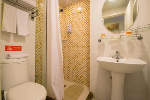 西安如家快捷酒店西安钟楼骡马市步行街店的一间带卫生间、水槽和镜子的浴室