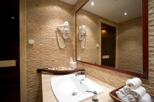 布达佩斯维多利亚经济型酒店的一间带水槽和镜子的浴室