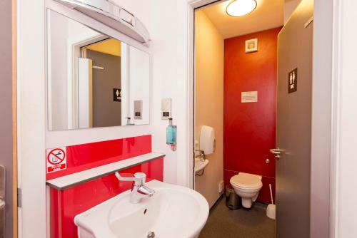 曼彻斯特YHA曼切斯特酒店的一间带水槽、镜子和卫生间的浴室