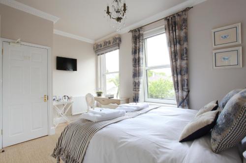 巴斯布瑞德雷酒店的卧室设有一张白色大床和一扇窗户。