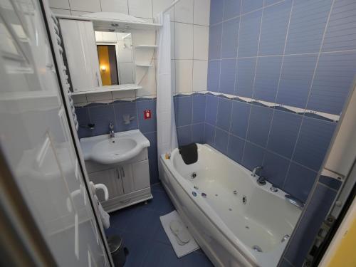 克拉古耶瓦茨泽那瓦酒店的蓝色和白色的浴室设有浴缸和水槽