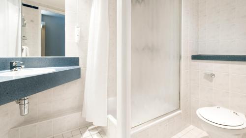伦敦快捷假日伦敦莱姆豪斯酒店的浴室配有卫生间、盥洗盆和淋浴。